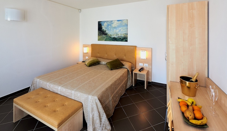Imagen de la habitación del Hotel Bolgheri Marina Resort ex Varo Village. Foto 4