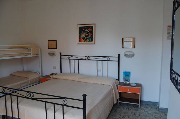 Imagen de la habitación del Hotel Bolivar, Marina di Camerota. Foto 13