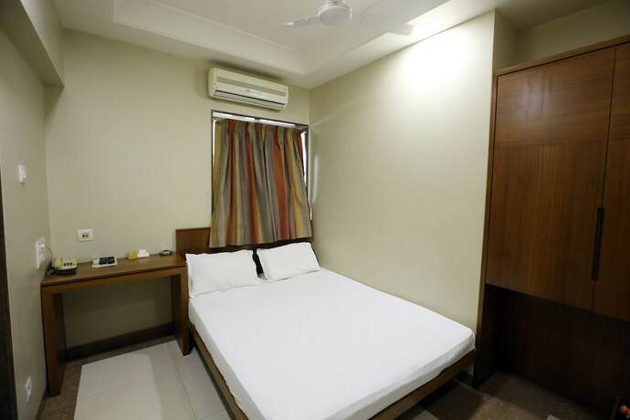 Imagen de la habitación del Hotel Bombay International. Foto 11