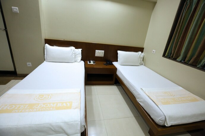Imagen de la habitación del Hotel Bombay International. Foto 14