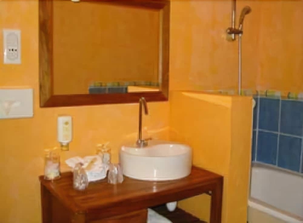 Imagen de la habitación del Hotel Bomotel. Foto 11