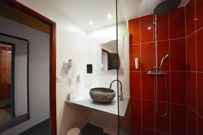 Imagen de la habitación del Hotel Bomotel. Foto 15
