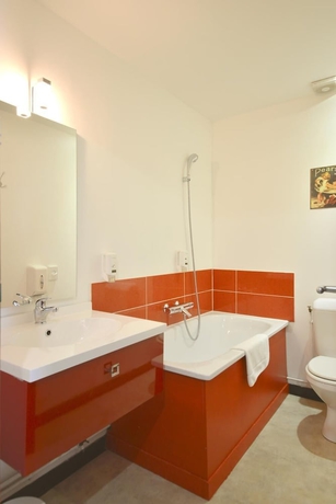 Imagen de la habitación del Hotel Bomotel. Foto 16