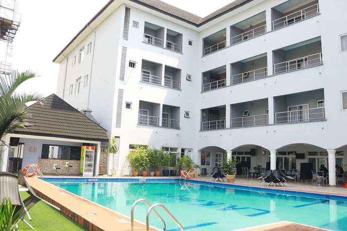 Imagen de la piscina del Hotel Bon Port Harcourt At LA Kings. Foto 19