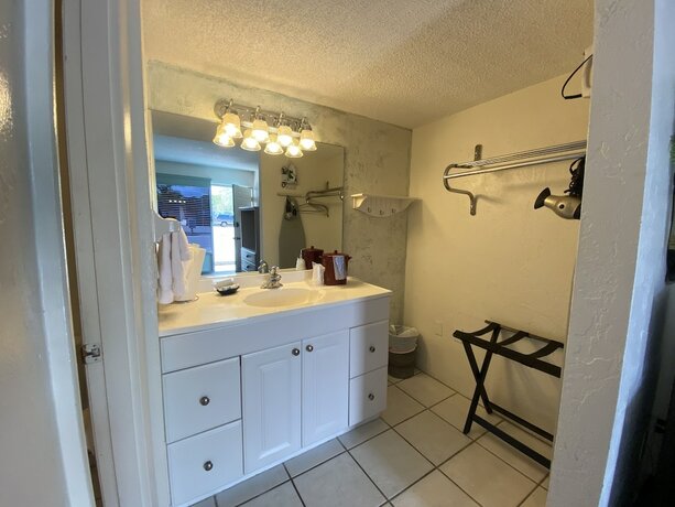 Imagen de la habitación del Hotel Bonita Beach Inn and Suites. Foto 17