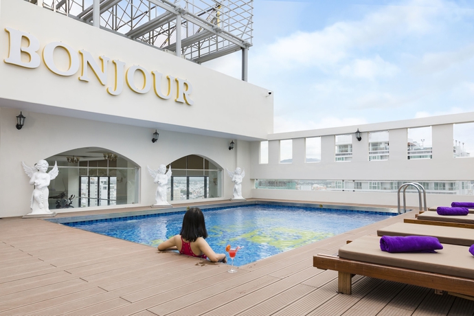 Imagen de la piscina del Hotel Bonjour Nha Trang. Foto 19