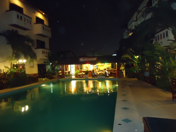 Imagen de la piscina del Hotel Bonkai Resort. Foto 13