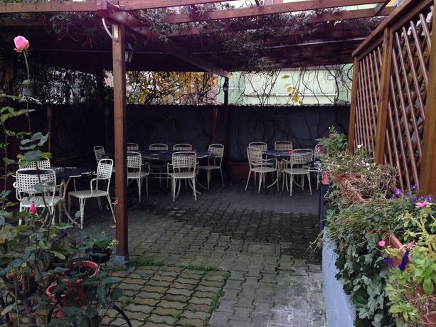 Imagen de los exteriores del Hotel Bonola. Foto 10