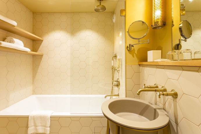 Imagen de la habitación del Hotel Bonsoir Madame. Foto 17