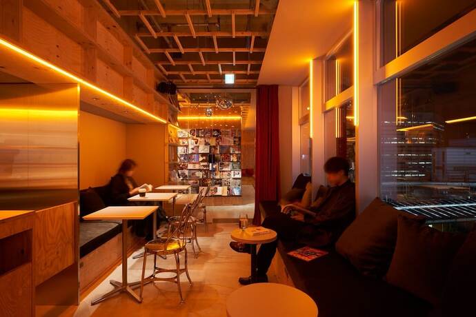 Imagen del bar/restaurante del Hotel Book And Bed Tokyo Shinjuku. Foto 2