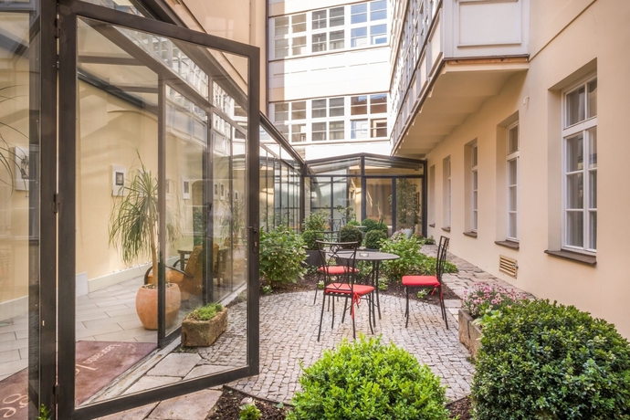 Imagen de los exteriores del Hotel Bookquet. Foto 14