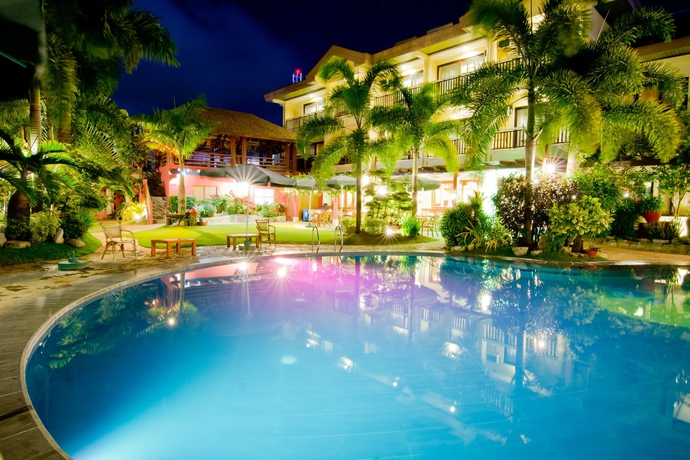 Imagen de la piscina del Hotel Boracay Tropics Resort. Foto 14