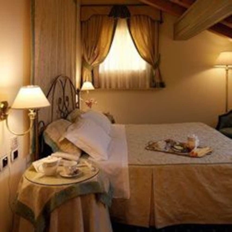 Imagen de la habitación del Hotel Borgo Ca' Dei Sospiri. Foto 14