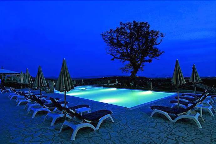 Imagen de la piscina del Hotel Borgo Magliano Resort. Foto 17
