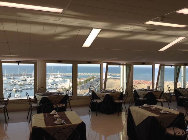 Imagen del bar/restaurante del Hotel Borgo Marina. Foto 2