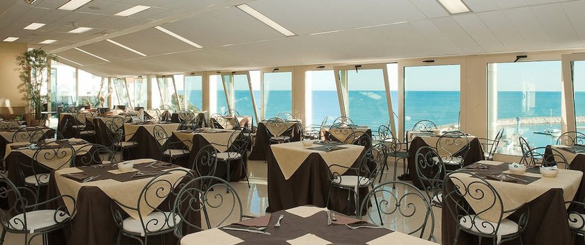 Imagen del bar/restaurante del Hotel Borgo Marina. Foto 3