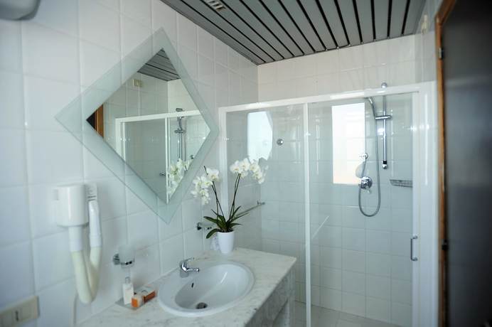 Imagen de la habitación del Hotel Borgo Marina. Foto 16