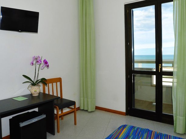 Imagen de la habitación del Hotel Borgo Marina. Foto 17