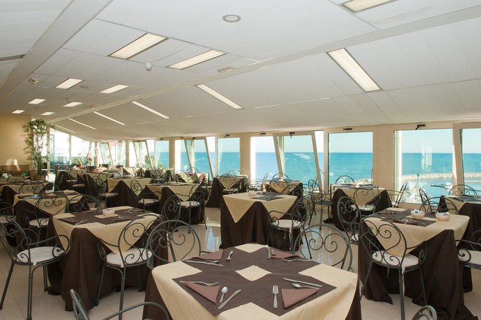 Imagen del bar/restaurante del Hotel Borgo Marina. Foto 11