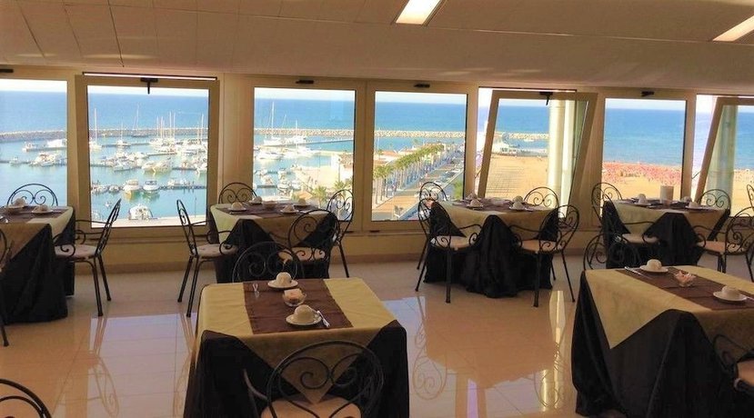 Imagen del bar/restaurante del Hotel Borgo Marina. Foto 12