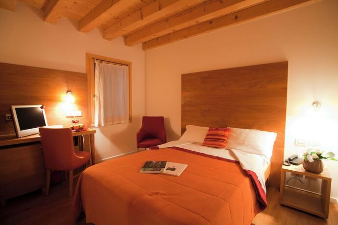 Imagen de la habitación del Hotel Borgo Ronchetto Relais Gourmet. Foto 20