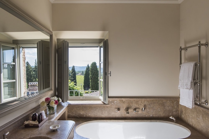 Imagen de la habitación del Hotel Borgo San Felice. Foto 13