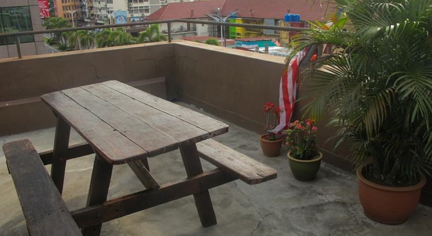 Imagen de los exteriores del Hotel Borneo Backpackers. Foto 14