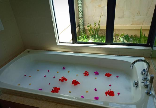 Imagen de la habitación del Hotel Borneo Beach Villas. Foto 4