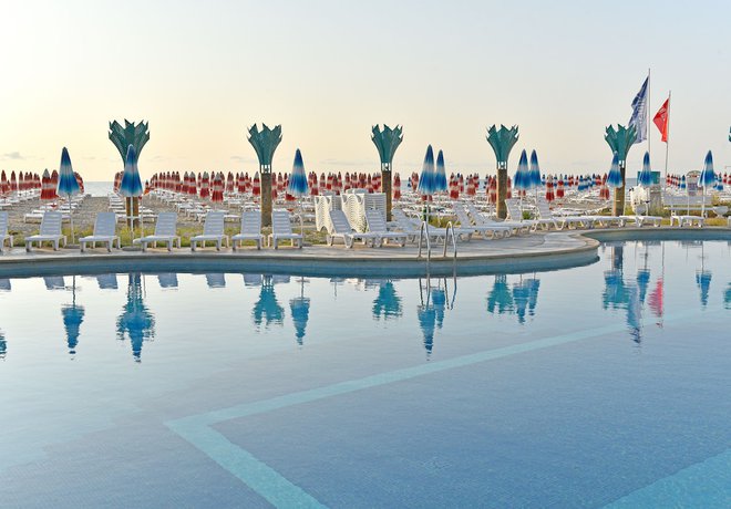 Imagen de la piscina del Hotel Boryana, Albena. Foto 18