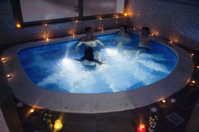 Imagen de la piscina del Hotel Bosphorus. Foto 19