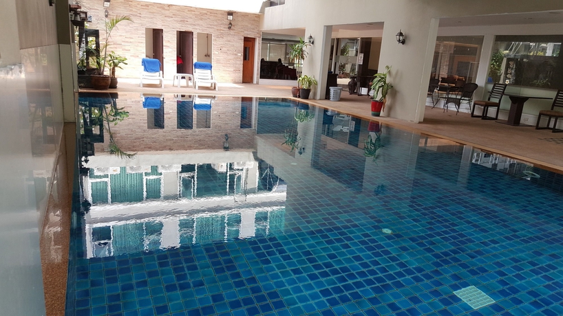 Imagen de la piscina del Hotel Boss Suites Nana. Foto 11