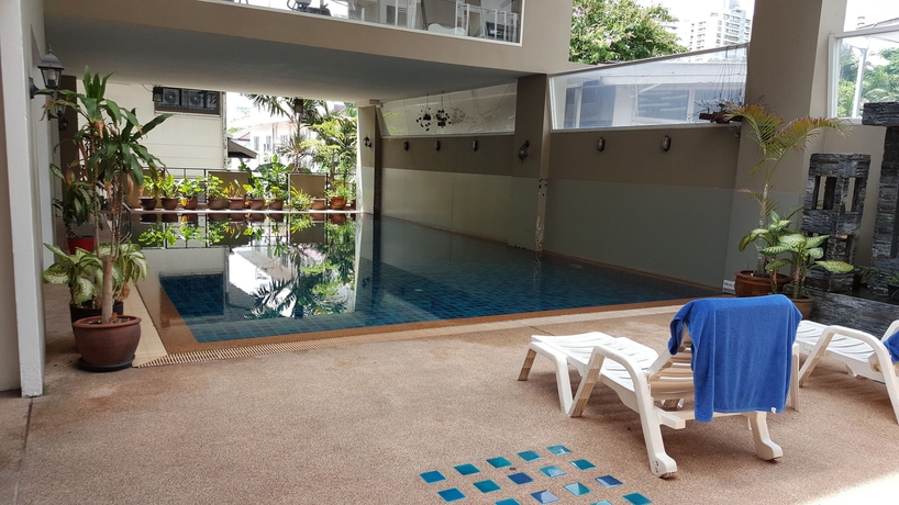 Imagen de la piscina del Hotel Boss Suites Nana. Foto 12