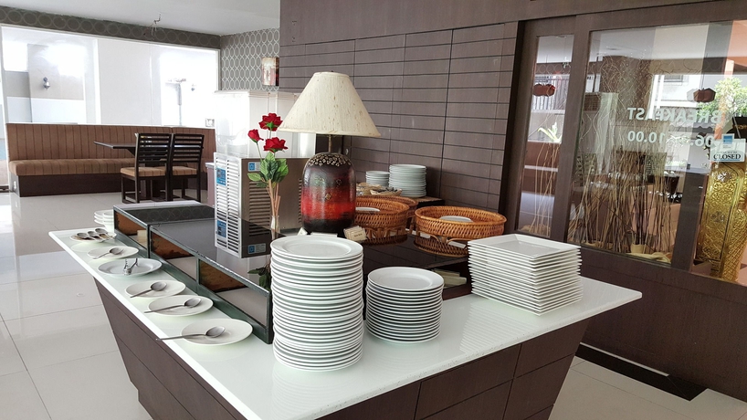 Imagen del bar/restaurante del Hotel Boss Suites Nana. Foto 2