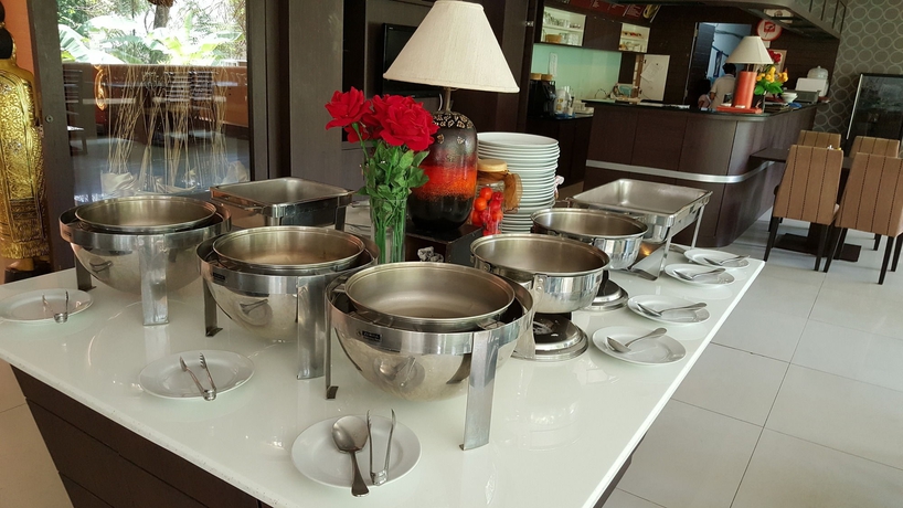 Imagen del bar/restaurante del Hotel Boss Suites Nana. Foto 3