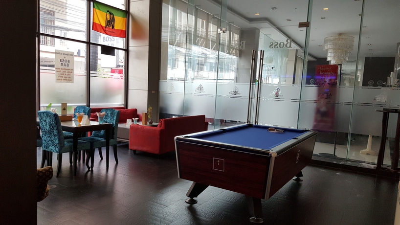 Imagen del bar/restaurante del Hotel Boss Suites Nana. Foto 4