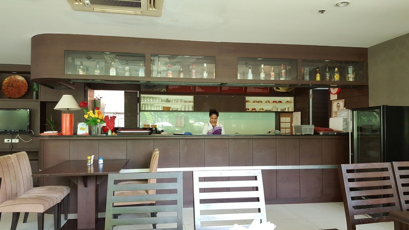 Imagen del bar/restaurante del Hotel Boss Suites Nana. Foto 5