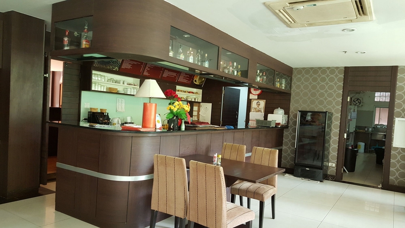 Imagen del bar/restaurante del Hotel Boss Suites Nana. Foto 6