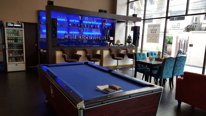 Imagen de la piscina del Hotel Boss Suites Nana. Foto 13