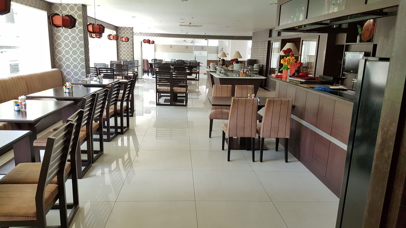 Imagen del bar/restaurante del Hotel Boss Suites Nana. Foto 8