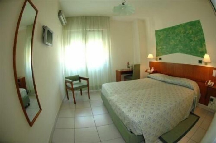 Imagen de la habitación del Hotel Boston, Livorno. Foto 10