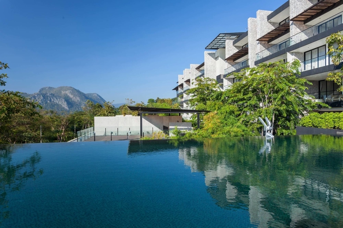 Imagen de la piscina del Hotel Botanica Khao Yai. Foto 15