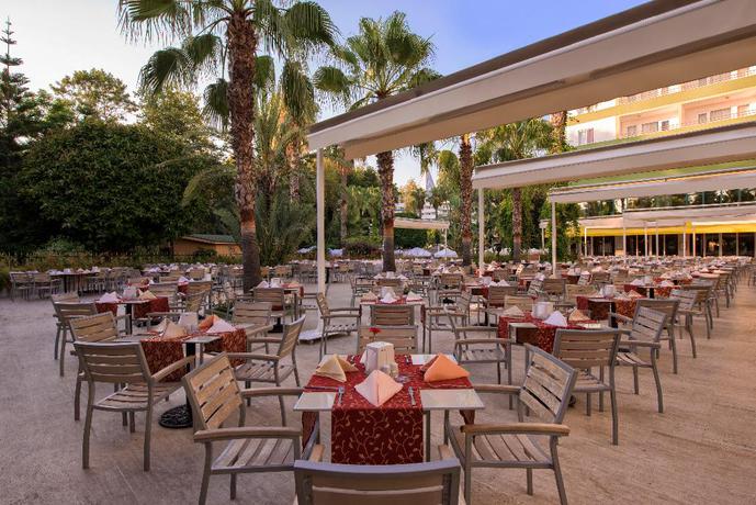 Imagen del bar/restaurante del Hotel Botanik & Resort. Foto 14