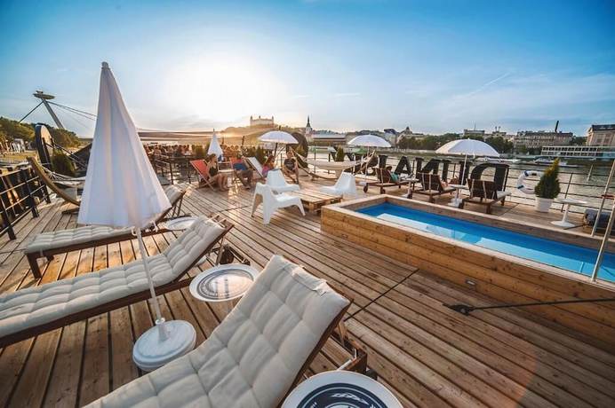 Imagen de la piscina del Hotel Botel Dunajsk&yacute; Pivovar. Foto 17
