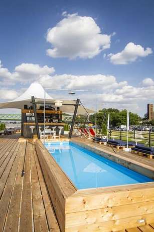 Imagen de la piscina del Hotel Botel Dunajsk&yacute; Pivovar. Foto 18