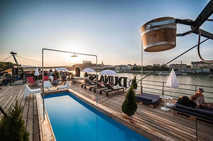 Imagen de la piscina del Hotel Botel Dunajsk&yacute; Pivovar. Foto 19