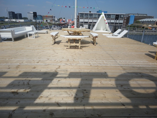 Imagen de los exteriores del Hotel Botel. Foto 10