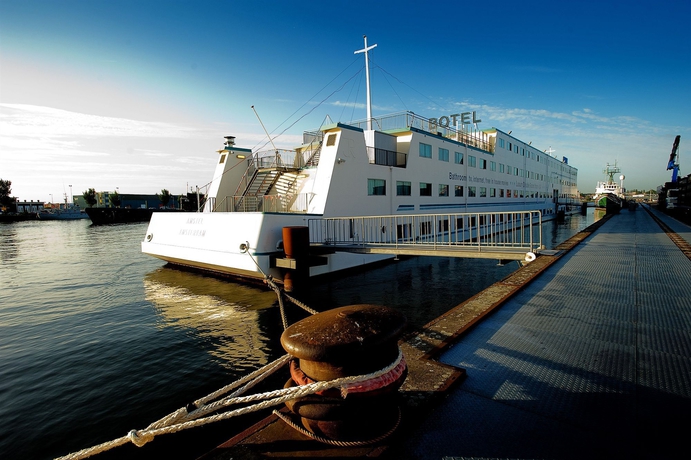 Imagen de los exteriores del Hotel Botel. Foto 12