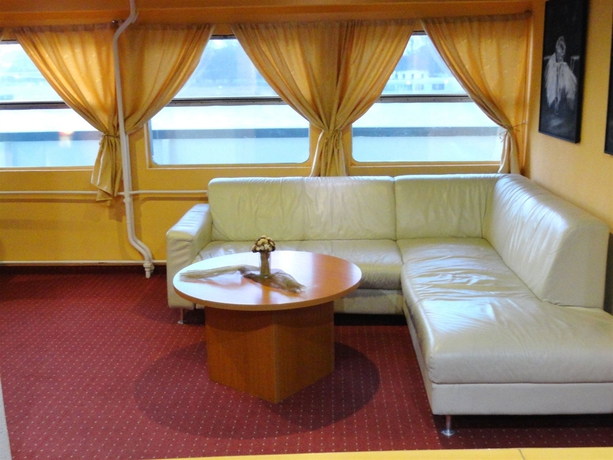 Imagen de los interiores del Hotel Botel Gracia. Foto 7