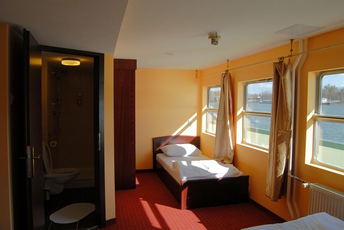 Imagen de la habitación del Hotel Botel Gracia. Foto 6