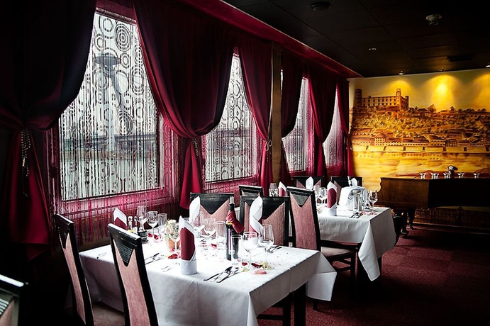 Imagen del bar/restaurante del Hotel Botel Gracia. Foto 3